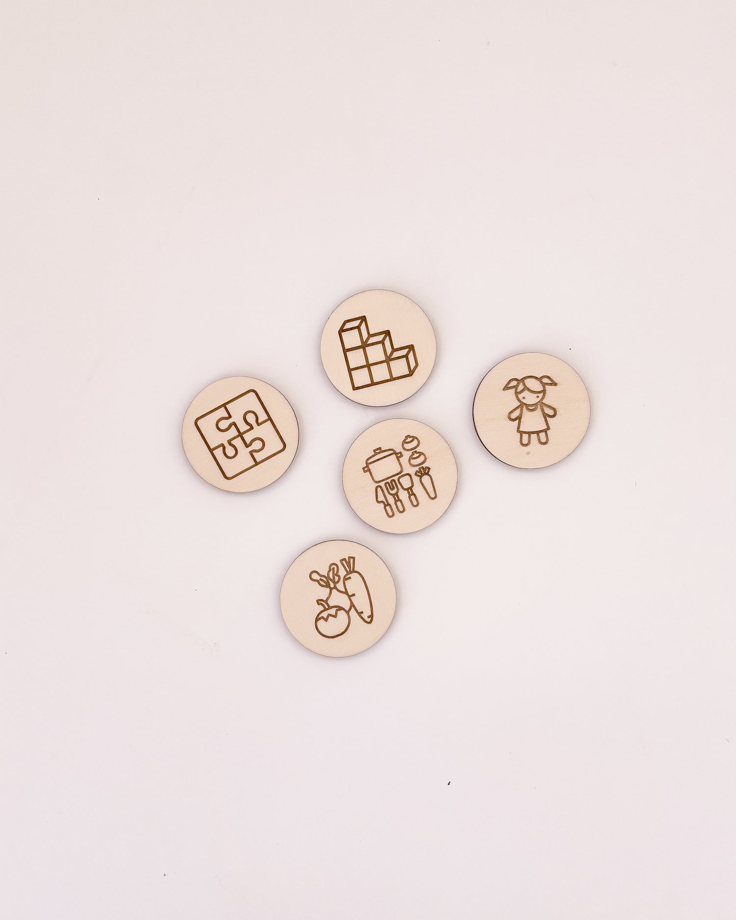 Identificadores de gavetas com ícones visuais para ajudar crianças a organizar os seus pertences.