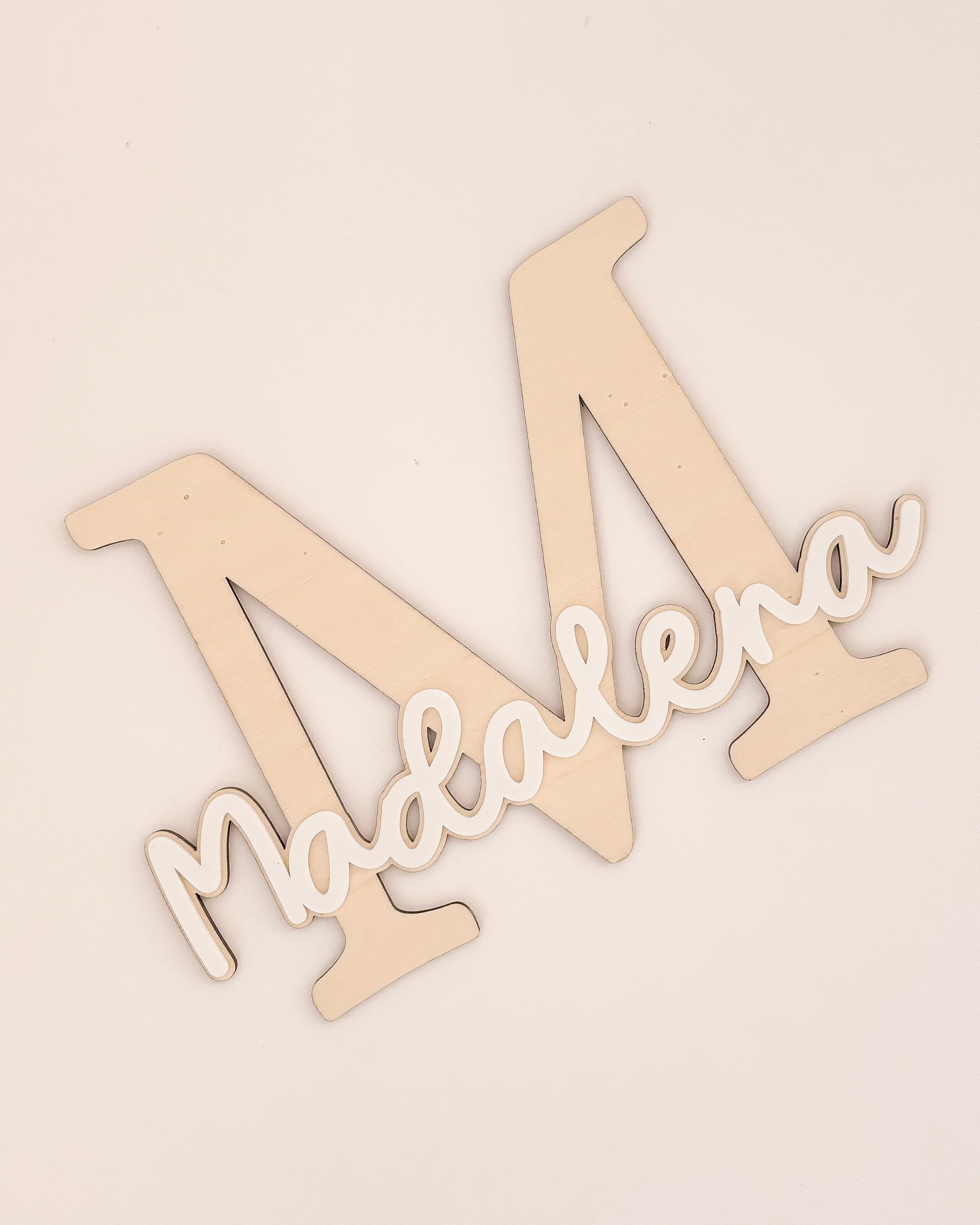 Letra maiúscula em madeira com nome em acrílico, ideal para decorar o quarto infantil.