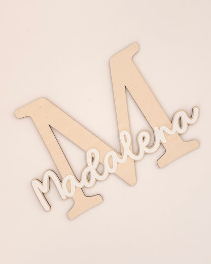 Letra maiúscula em madeira com nome em acrílico, ideal para decorar o quarto infantil.