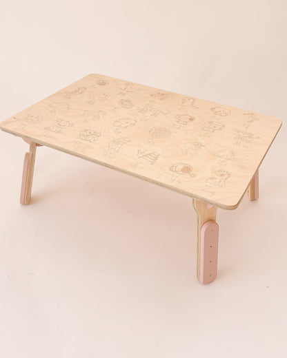 Mesa evolutiva infantil com pés ajustáveis em três alturas, design moderno e estrutura resistente em destaque.