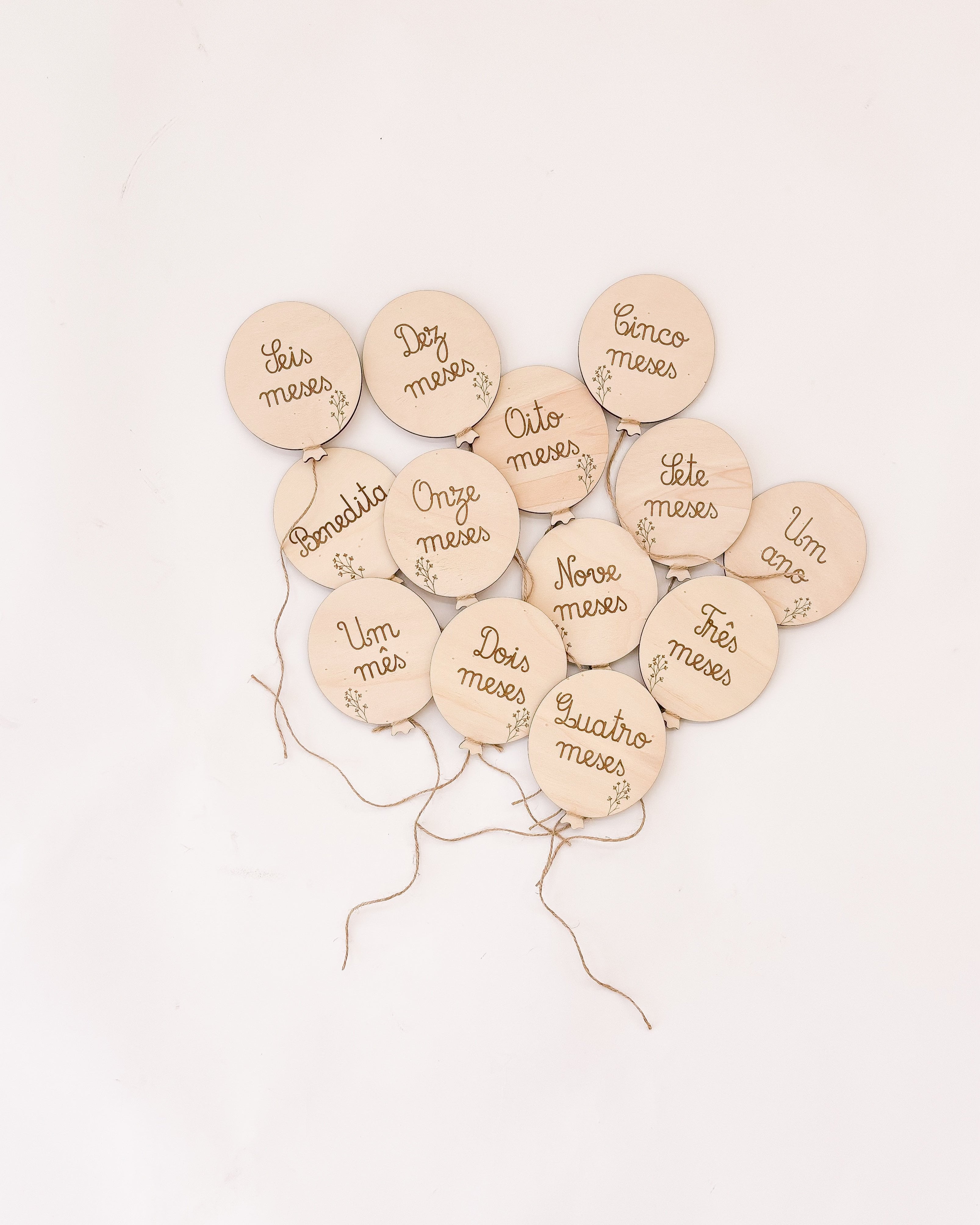 Conjunto de milestones para bebé com marcos mensais e balão personalizado com nome.