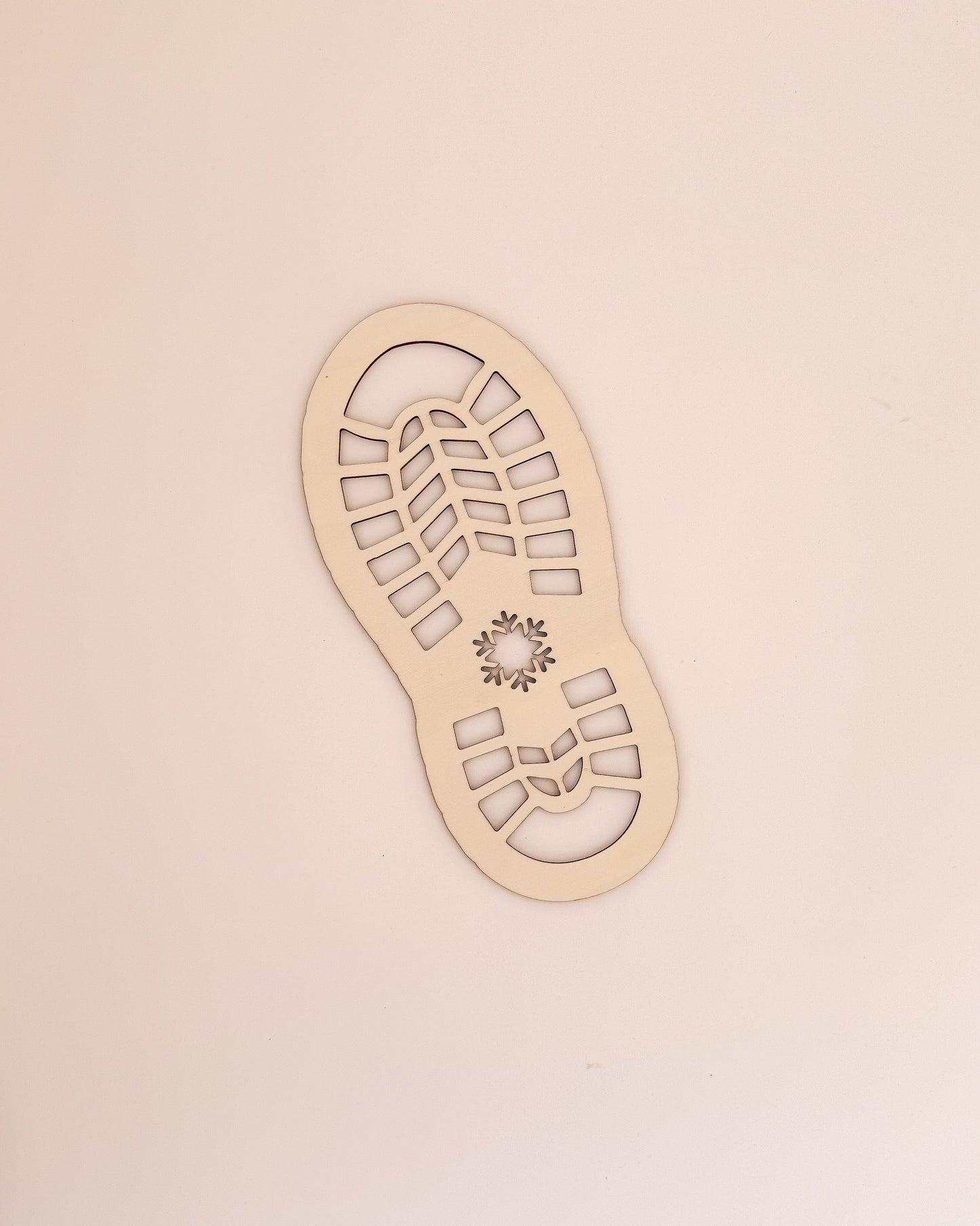 Molde de pegada do Pai Natal em madeira natural, ideal para criar pegadas mágicas na noite de Natal – feito em Portugal pela TOCA.