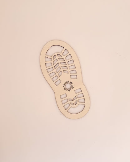 Molde de pegada do Pai Natal em madeira natural, ideal para criar pegadas mágicas na noite de Natal – feito em Portugal pela TOCA.