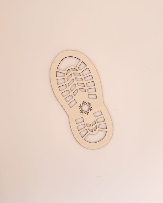 Molde de pegada do Pai Natal em madeira natural, ideal para criar pegadas mágicas na noite de Natal – feito em Portugal pela TOCA.