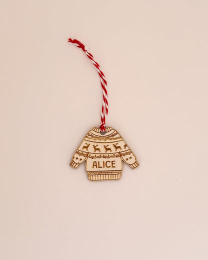 Pendente de Natal personalizado em madeira com nome gravado e cordão vermelho — feito em Portugal pela TOCA