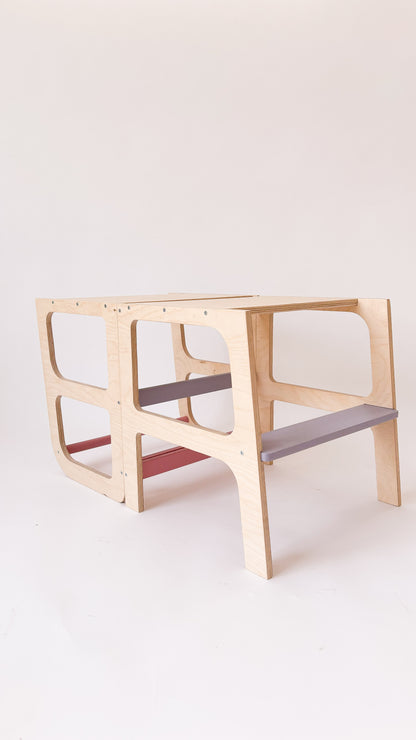 Torre multifuncional ideal para brincar, desenhar ou fazer refeições com autonomia.