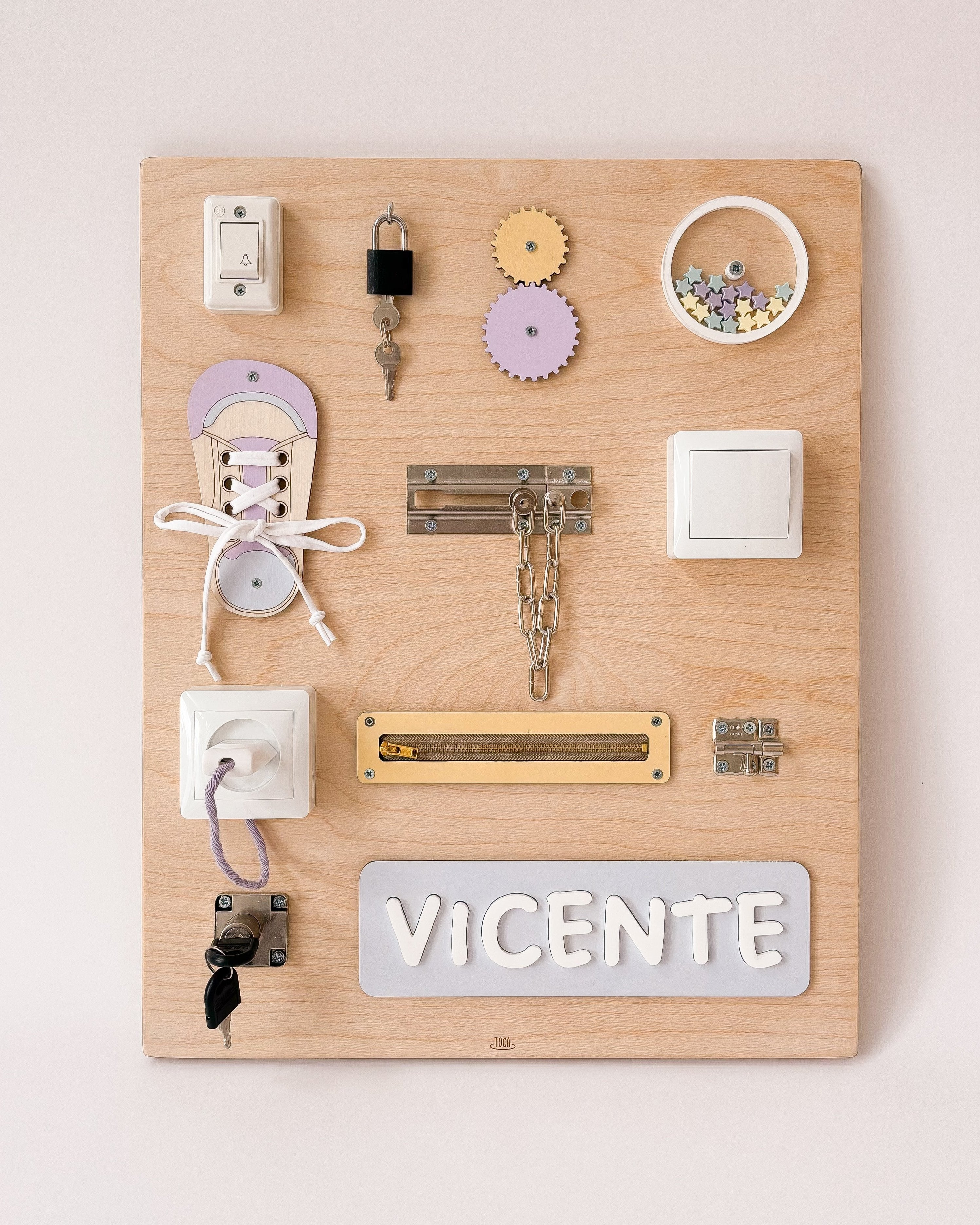 Versão mini do painel sensorial, ideal para espaços reduzidos e estímulo tátil.