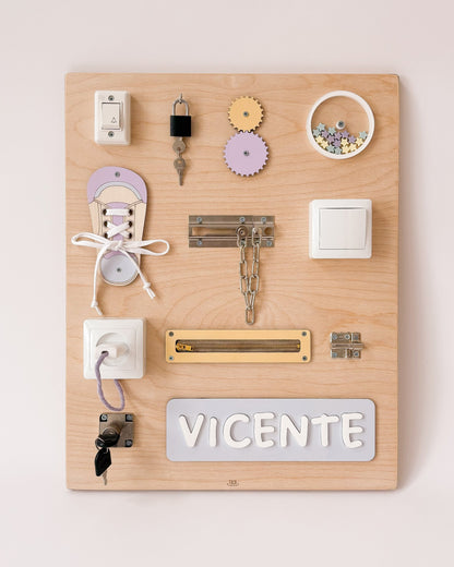 Versão mini do painel sensorial, ideal para espaços reduzidos e estímulo tátil.