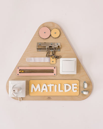 Painel sensorial com múltiplas atividades, personalizado para estímulo infantil.