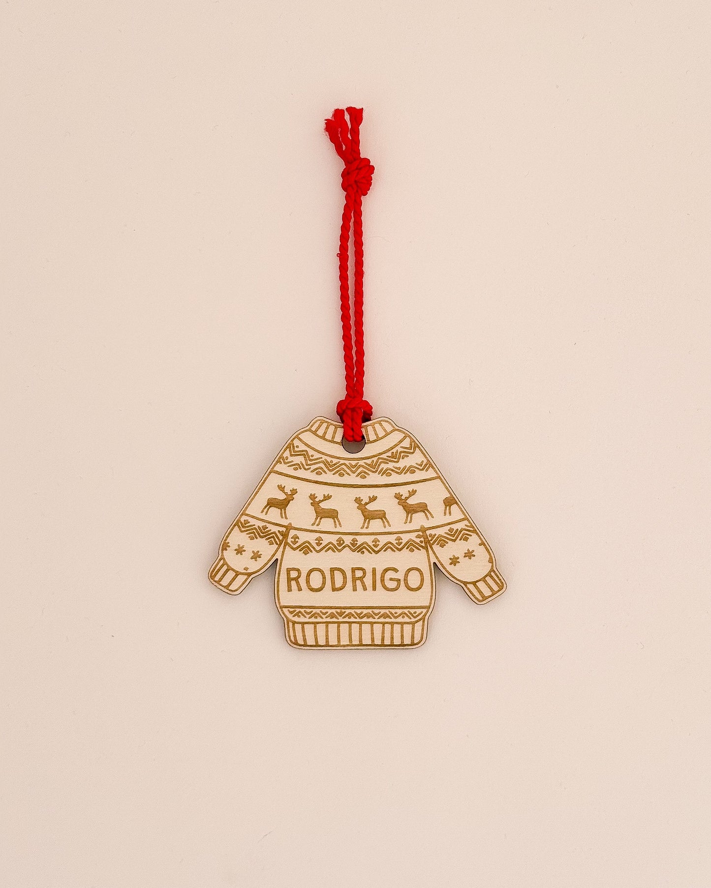Pendente de Natal personalizado em madeira com nome gravado e cordão vermelho — feito em Portugal pela TOCA