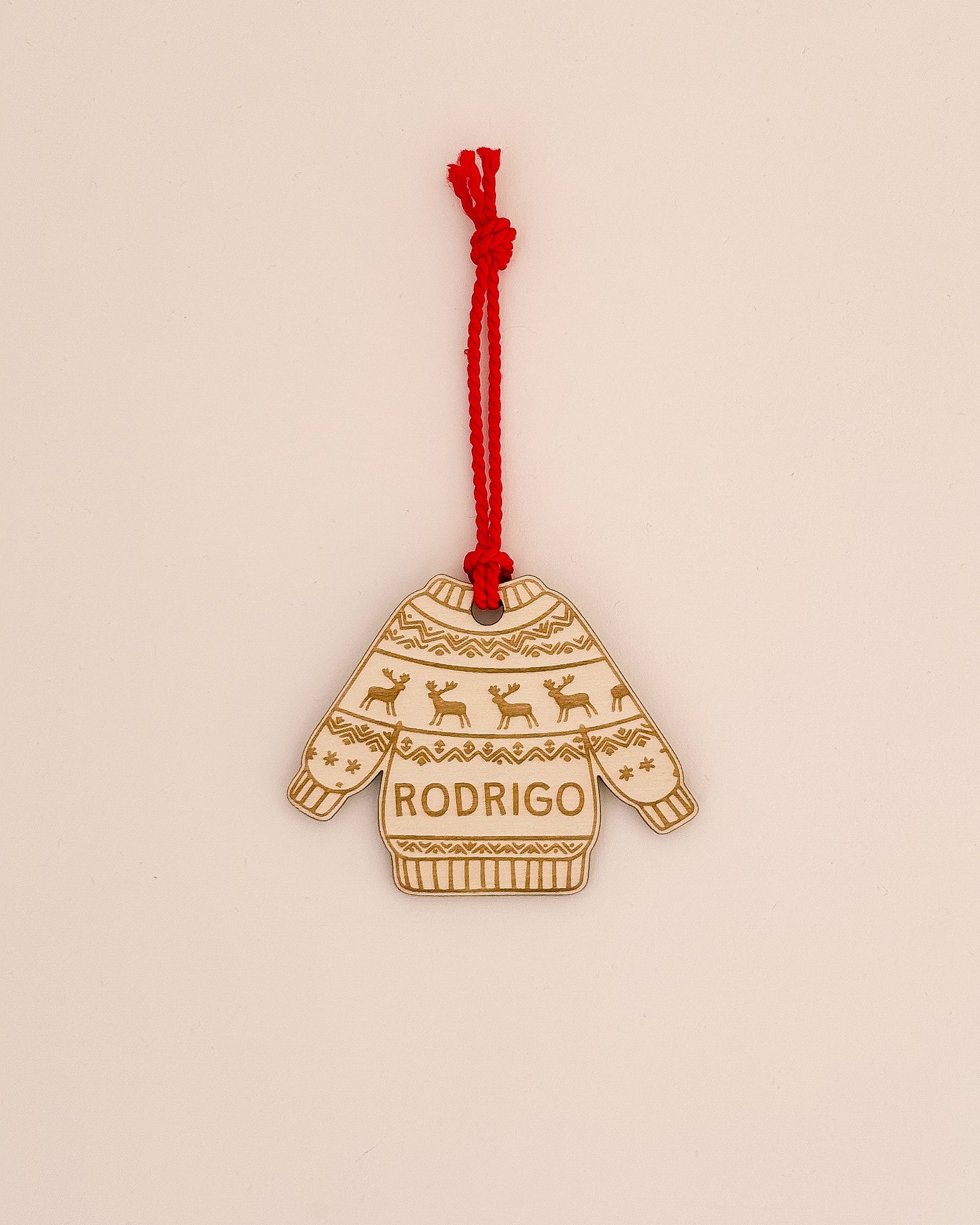 Pendente de Natal personalizado em madeira com nome gravado e cordão vermelho — feito em Portugal pela TOCA