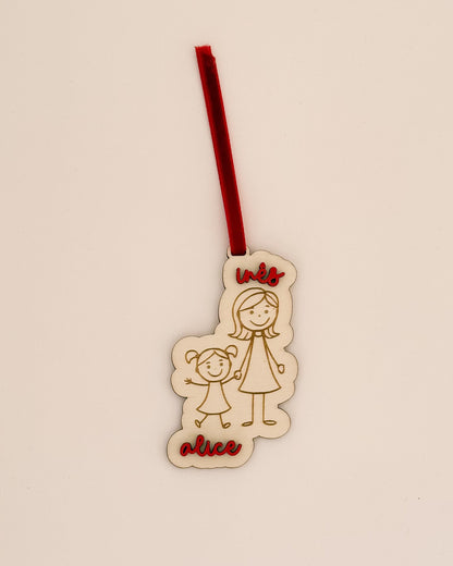 Pendente de Natal personalizado em madeira com desenho de família e nomes gravados, com fita vermelha – feito em Portugal pela TOCA.