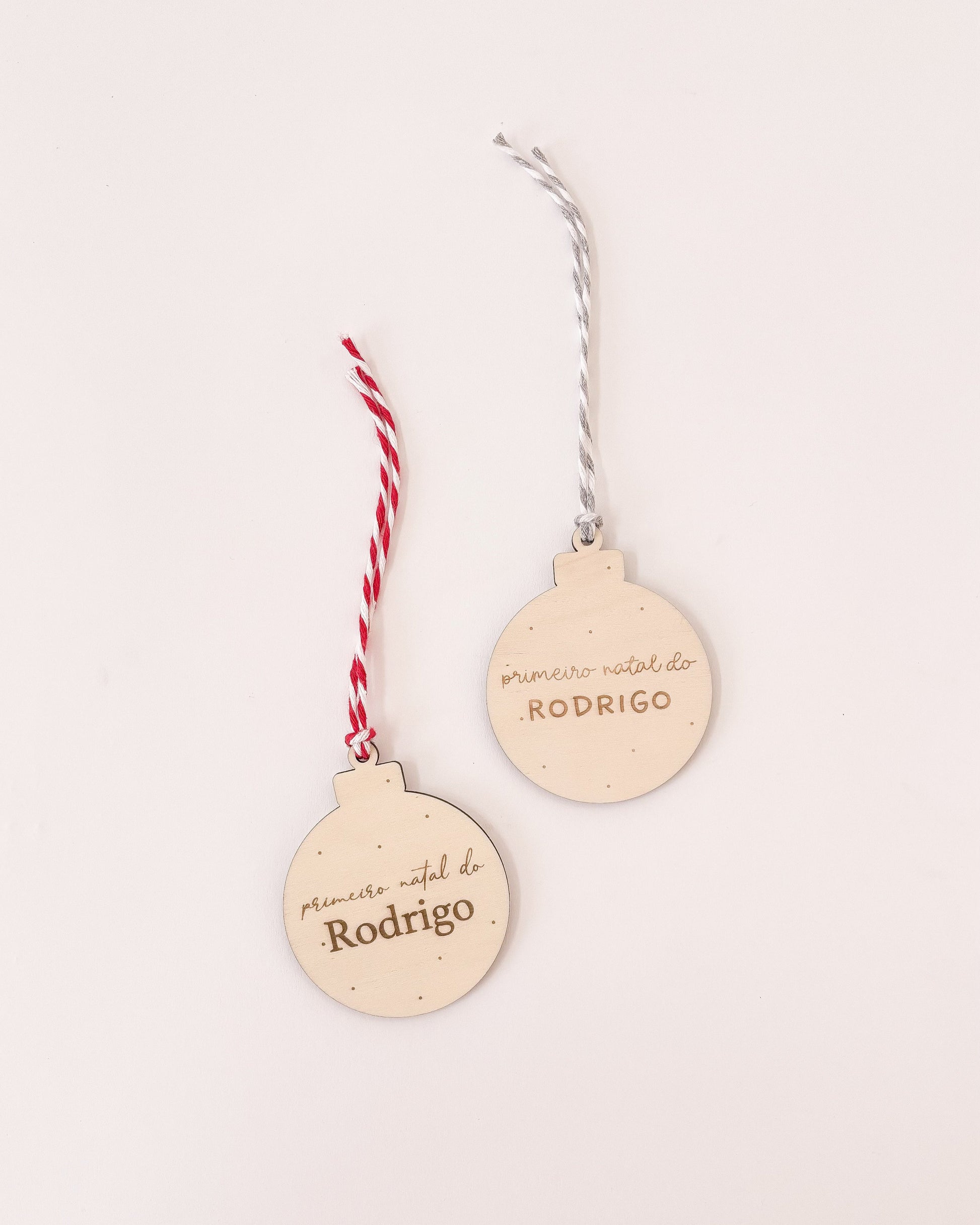 Pendente de Natal com mensagem personalizada gravada em madeira.