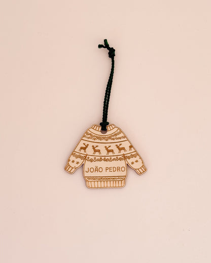 Pendente de Natal personalizado em madeira com nome gravado e cordão vermelho — feito em Portugal pela TOCA