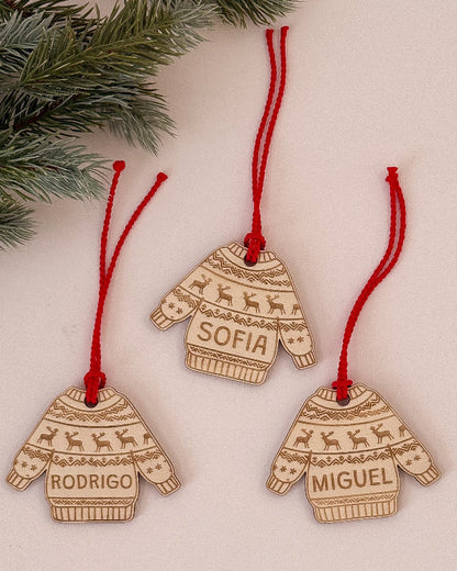 Pendente de Natal personalizado em madeira com nome gravado e cordão verde — feito em Portugal pela TOCA.