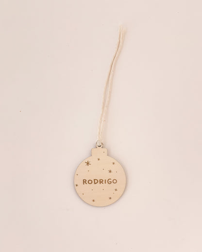 Pendente de Natal simples com nome gravado, ideal para decorar a árvore.