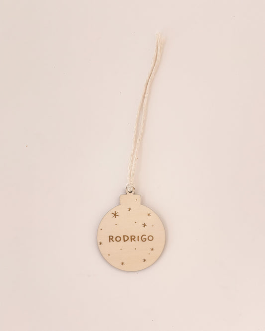 Pendente de Natal simples com nome gravado, ideal para decorar a árvore.