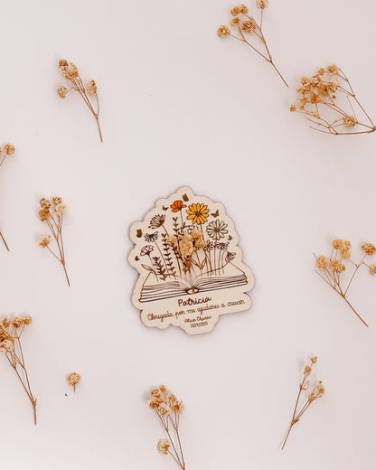 Placa personalizada para educadores e auxiliares com mensagem e flores secas em destaque.