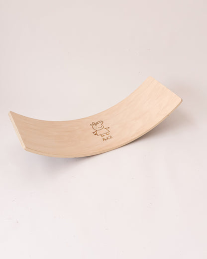 Prancha de equilíbrio tipo arco em madeira com gravação personalizada.