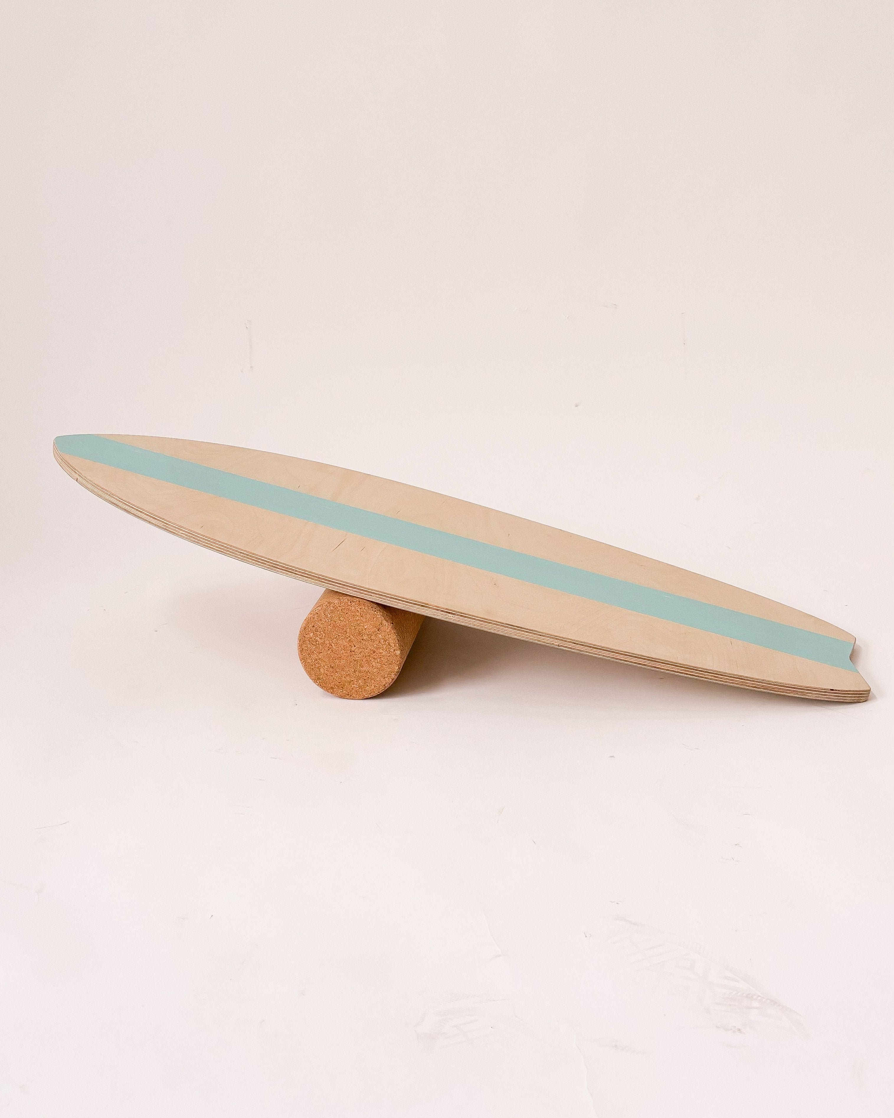 Prancha de equilíbrio em forma de surf com rolo de cortiça sustentável incluído.