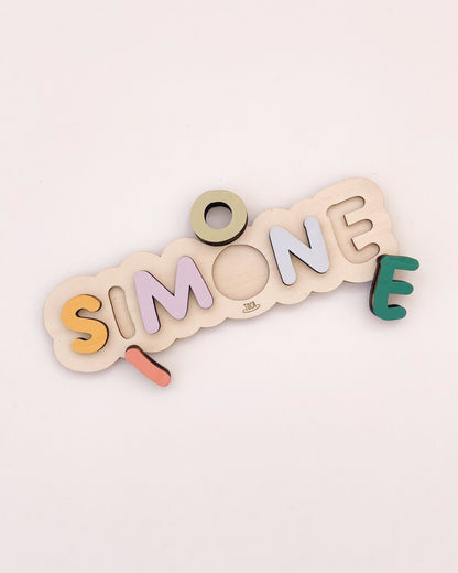 Jogo educativo com peças em forma de letras, personalizado com o nome da criança.