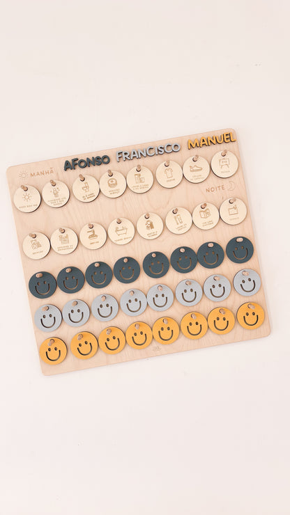 Detalhe do nome gravado num quadro de tarefas Smiles, com ilustrações divertidas.