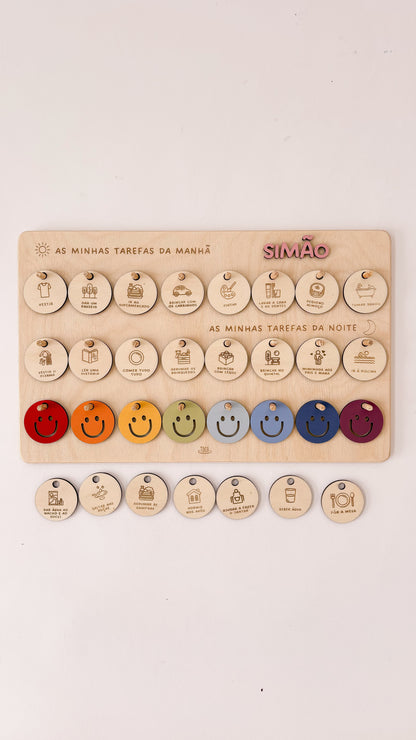 Vista frontal de quadro personalizável com tarefas diárias e nome da criança em destaque.