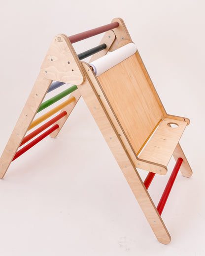 Quadro infantil encaixado em estrutura Pikler com rolo de pintura incluído.