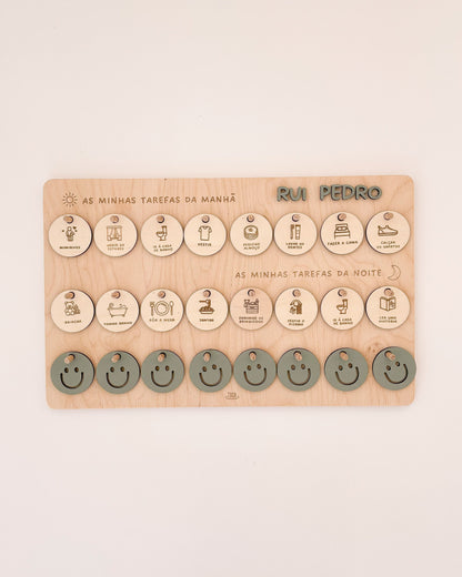 Quadro de tarefas triplo para organização familiar, com divisões claras e cores vibrantes.