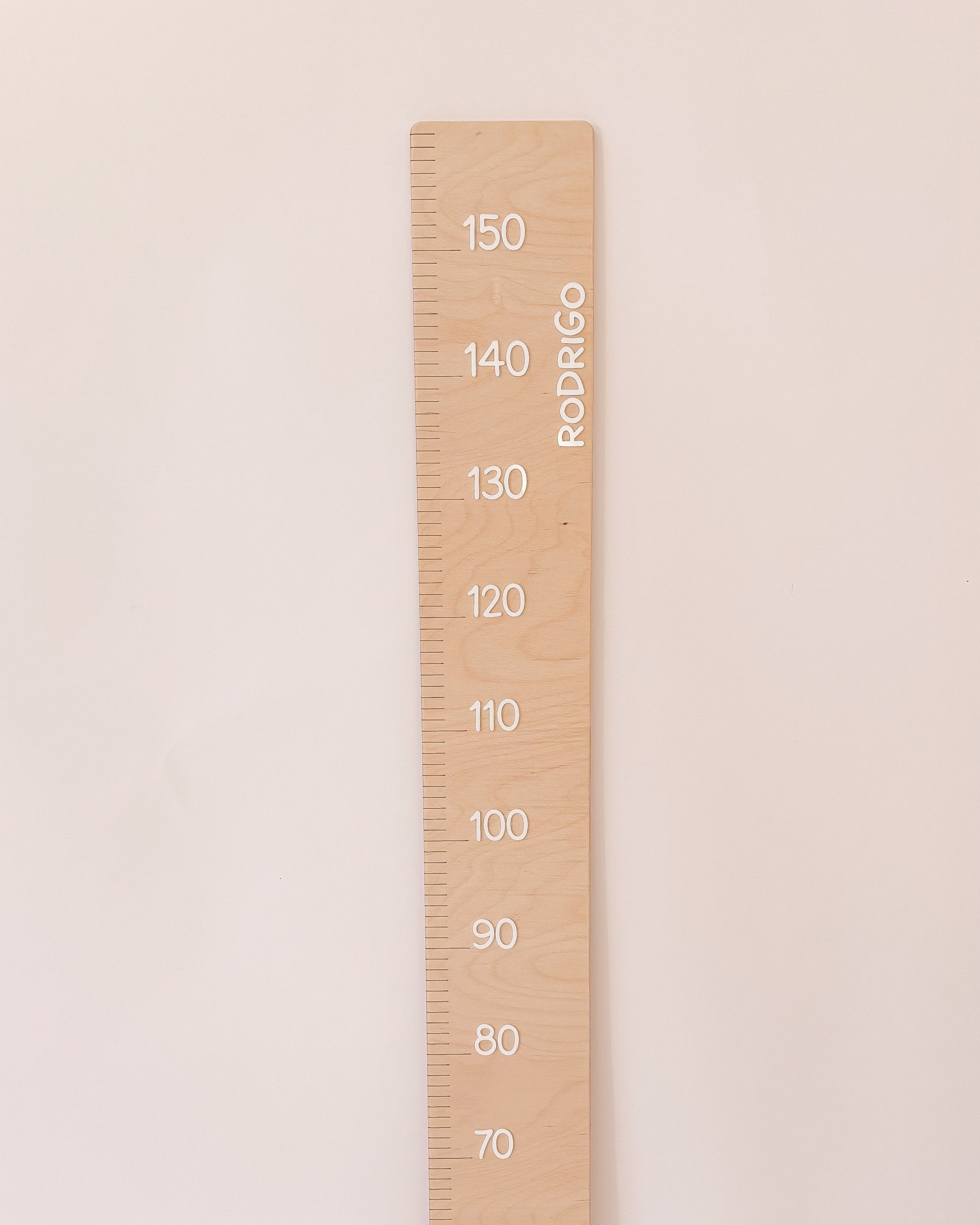 Régua personalizada dos 40 aos 160 cm com fita adesiva para fixação na parede.