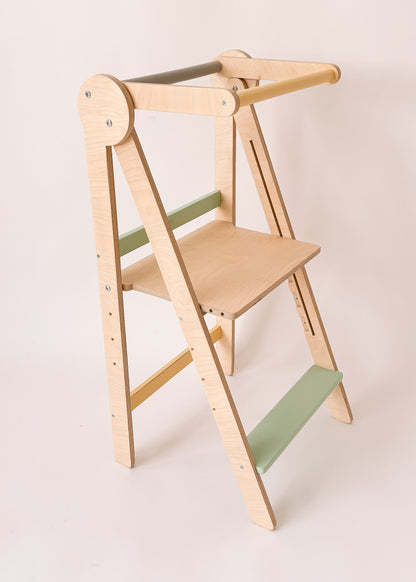 Torre Montessori evolutiva com plataforma ajustada, destacando a estabilidade e o design compacto.