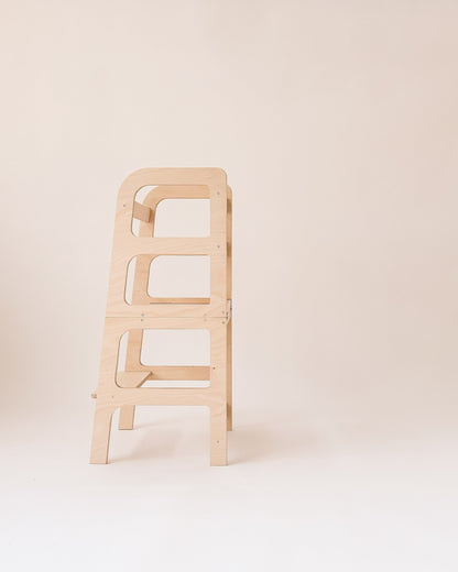 Torre de aprendizagem que se dobra e transforma numa mesa com cadeira para criança.