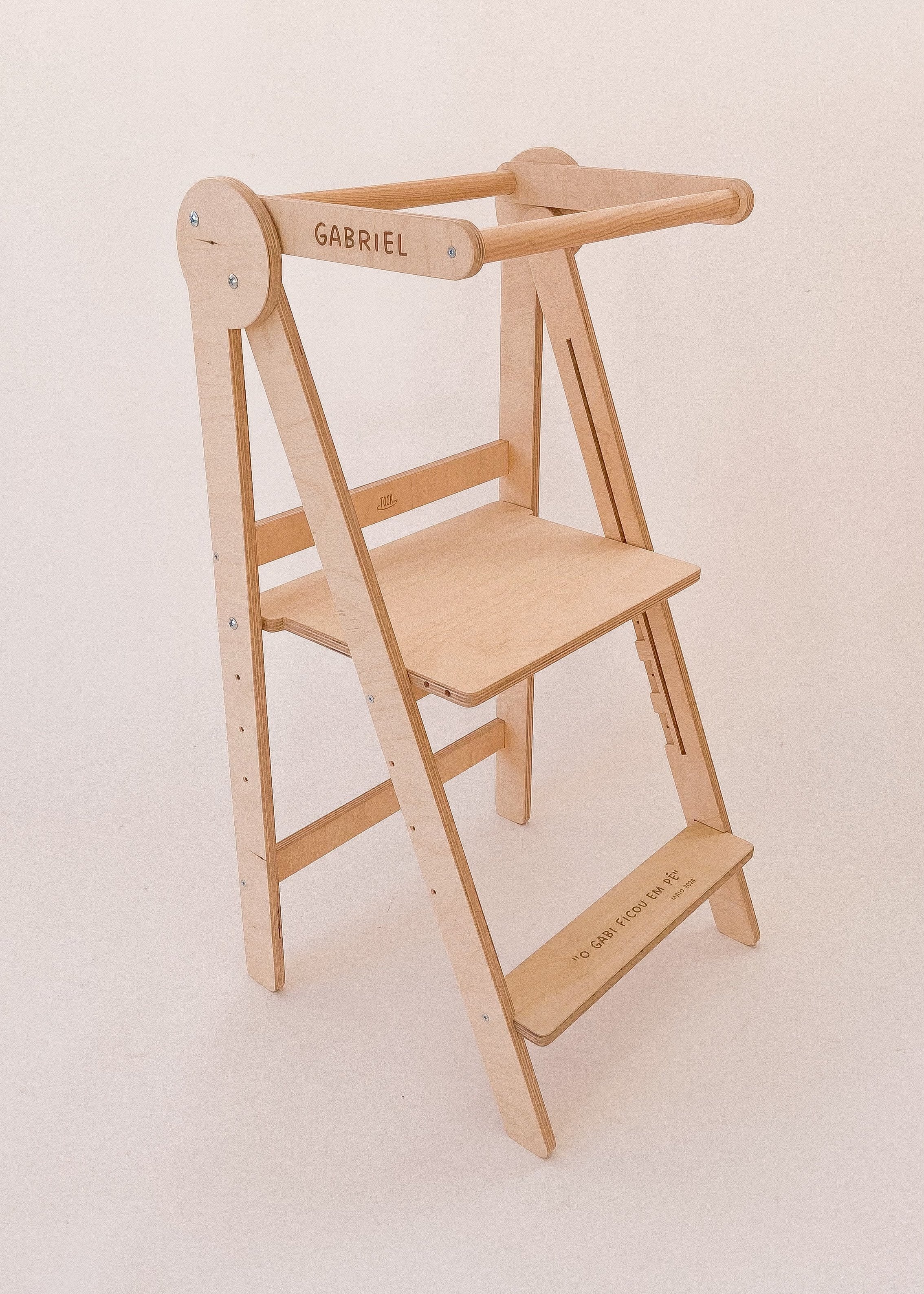 Torre de aprendizagem dobrável em posição fechada, ideal para arrumação em espaços pequenos.