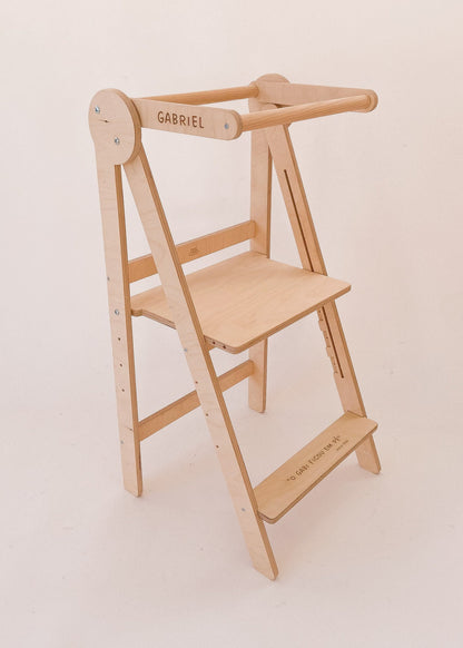 Torre de aprendizagem dobrável em posição fechada, ideal para arrumação em espaços pequenos.