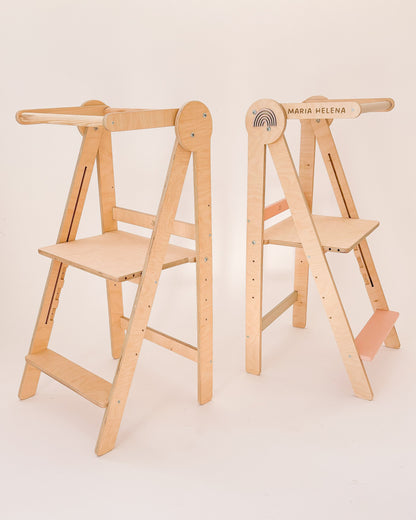 Torre evolutiva ajustável em quatro níveis, ideal para crianças pequenas participarem em tarefas com autonomia.