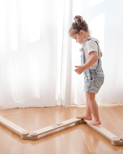 Trave de equilíbrio com peças modulares para montagem em diferentes formas.