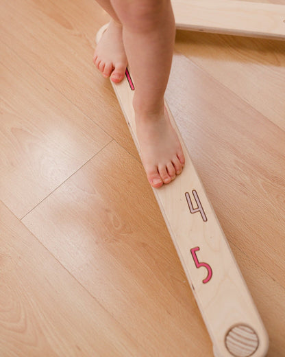 Equipamento infantil de equilíbrio com traves ligadas em ziguezague