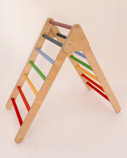 Estrutura grande de escalada Pikler para crianças, utilizada em brincadeiras autónomas.