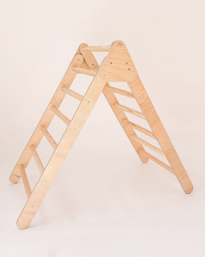 Triângulo Pikler Maxi em madeira natural, ideal para desenvolvimento motor e exploração.